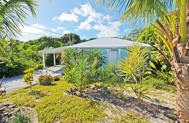 2 bed/2 bath Cottage - 1 minute walk to the Beach - Quiet Neighborhood - Kayak