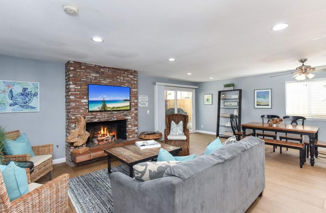 2 Bed 2 Bath Jacuzzi Home w/Parking on 51st St