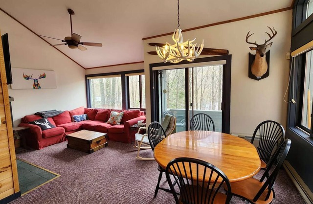 2 Bed/2Bath White Mtn treetop Townhome across from Loon w views,npool & shuttle