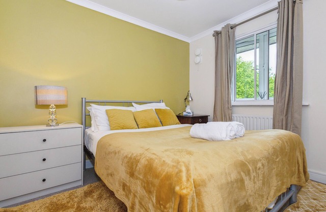 2 Bed Apartment - Sleeps 5 - Pets - Parking - Wifi