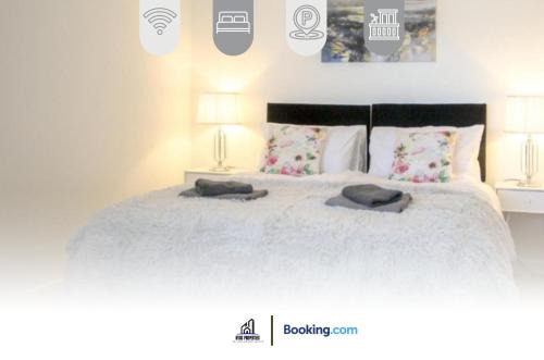 2 Bed Apt City Centre By NYOS PROPERTIES Short Lets & Serviced Accommodation