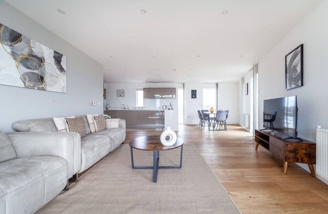 2 Bed Balcony Flat in Greenwich