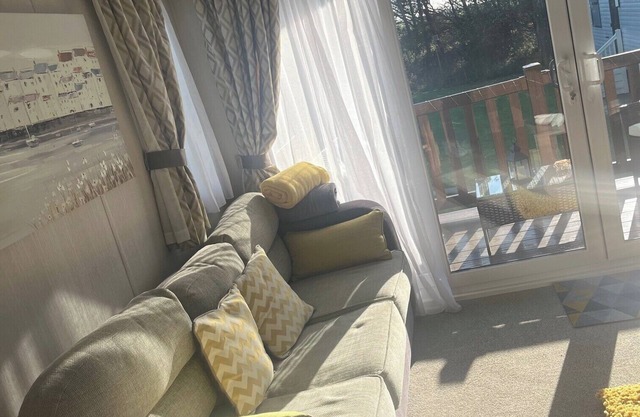 2-Bed Cabin, Sleeps 4 in Cayton Bay