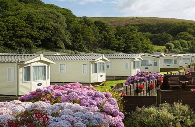 2 Bed Caravan, South Devon Coast nr Plymouth, 200m to Beach + Indoor Heated Pool