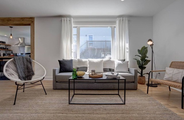 2 Bed City Escape w deck, BBQ & beautiful back yard