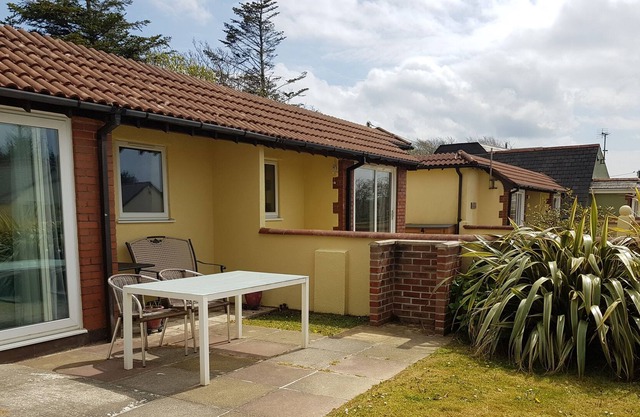 2 bed comfortable bungalow with garden, one dog allowed. 15 minutes to beach.