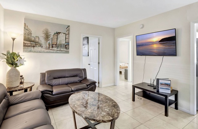 2 bed Cottage in Delray Beach walk to Atlantic, pets welcome, free parking
