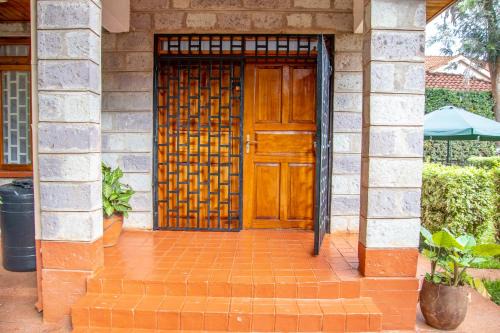 2 Bed Cottage Sleeps 4 - Onsite Parking Garden