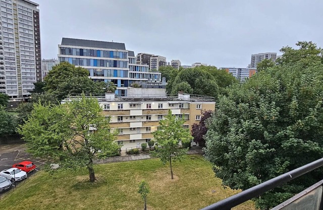 2 Bed Flat - Sleeps 4 - Parking - Balcony - Wifi