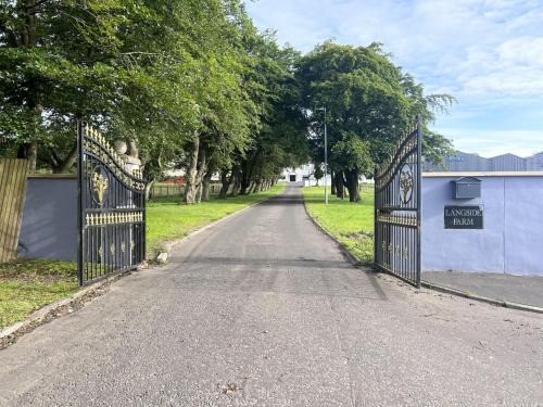 2 Bed Flat - Sleeps 4 - Pets - Hot Tub - Gym