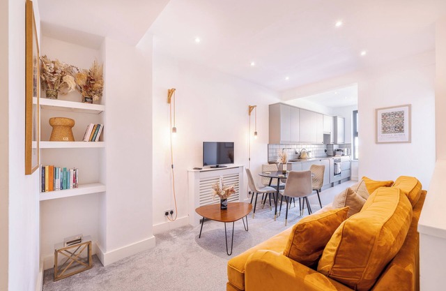 2 bed flat West Kensington/Fulham