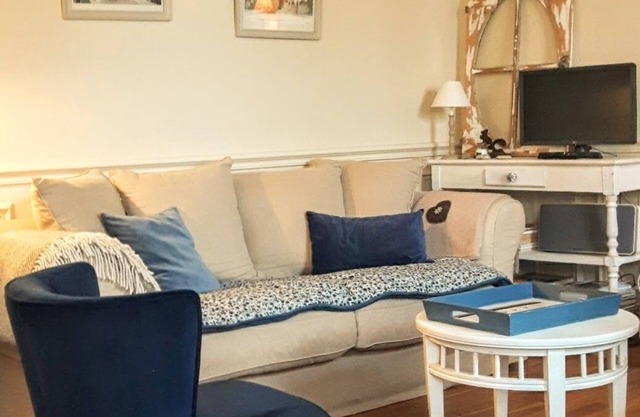 2 bed house situated in a quiet street, 500m from the beach, 300m from the shops