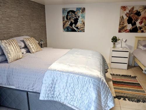 2 Bed House - Sleeps 6 - Parking - Wifi