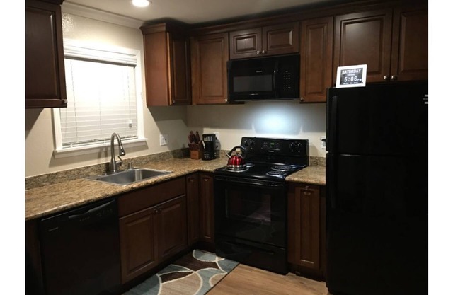 2 bedroom 1 bath Apartment - High Speed Wi-fi with Parking