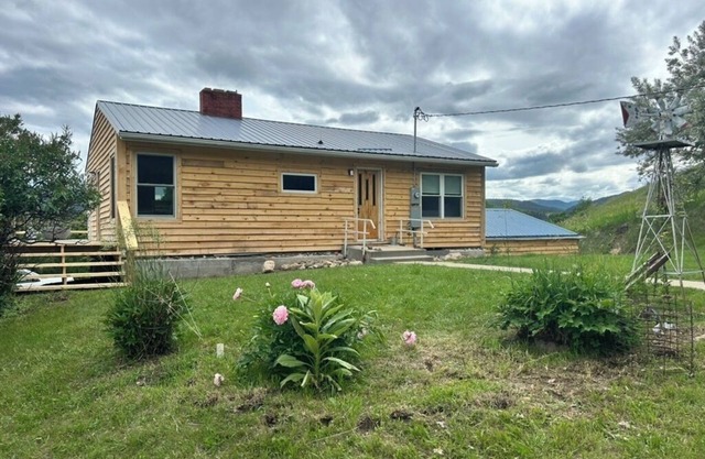 2-bedroom, 1 bathroom log cabin Top floor offers the perfect retreat close to downtown Sturgis. With breathtaking views and a peaceful wooded setting, this cozy home-away-from-home. Comfortably accommodating up to 4 guests.