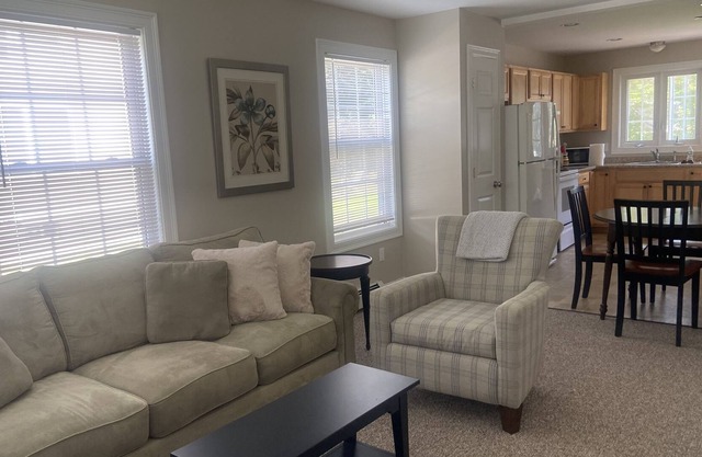 2 bedroom 15 minute drive to in town Portland No Pets