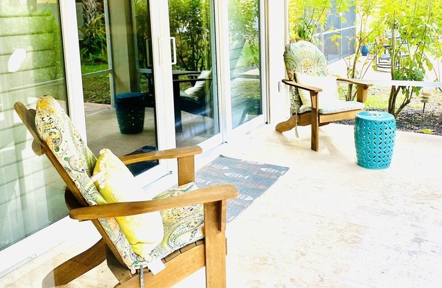 2 Bedroom - 2 Bath - Beautifully decorated Cottage