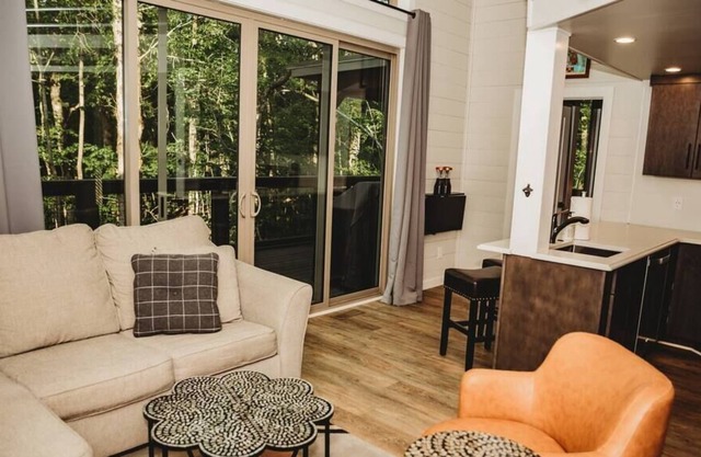 2 Bedroom-/ 2 Bath Sweet Retreat at Waters Edge / With Loft and Hot Tub
