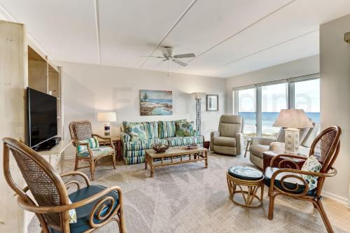 2 Bedroom/2 Bath, 3rd floor Oceanfront condo sleeps 6. Oceanfront deck and pool.