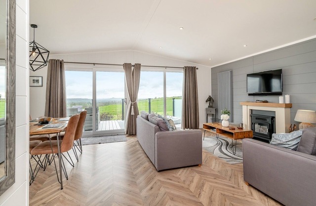 2 bedroom accommodation in Midsomer House, East Compton