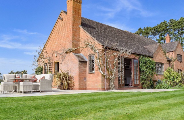 2 bedroom accommodation in Moreton Paddox