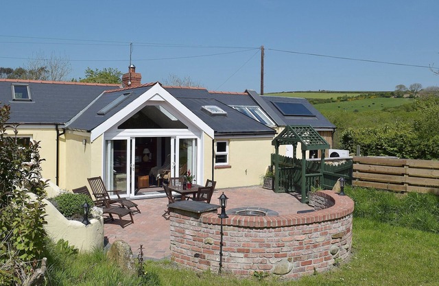2 bedroom accommodation in near Dwrbach, Fishguard