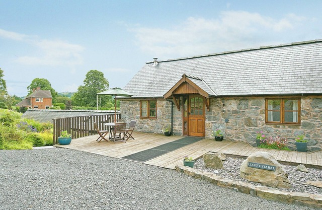 2 bedroom accommodation in Llanerfyl