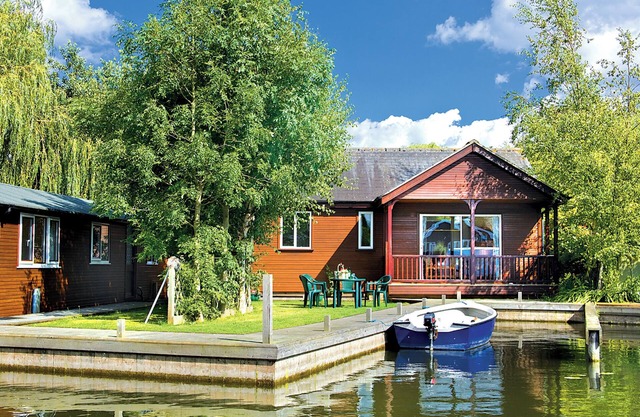 2 bedroom accommodation in Wroxham, Norfolk Broads