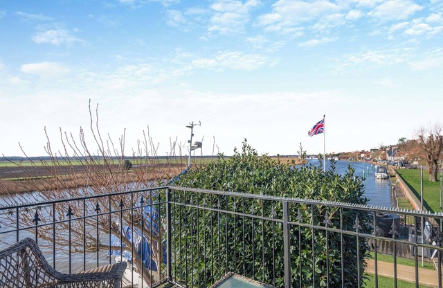 2 bedroom accommodation in Reedham