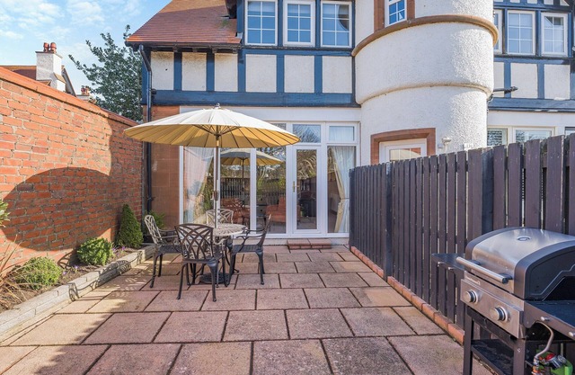 2 bedroom accommodation in Troon