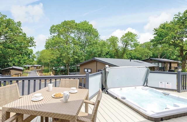 2 bedroom accommodation in Wootton Bridge, Nr Cowes