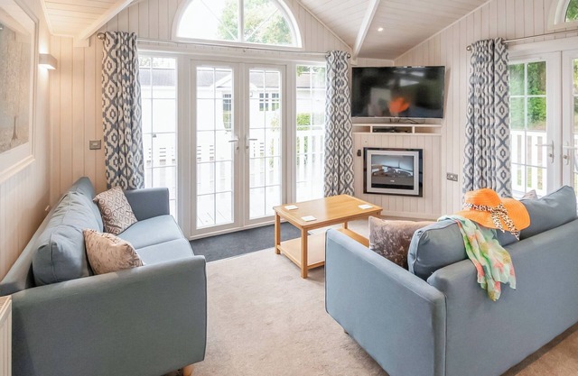 2 bedroom accommodation in Milford-on-Sea, Nr Lymington