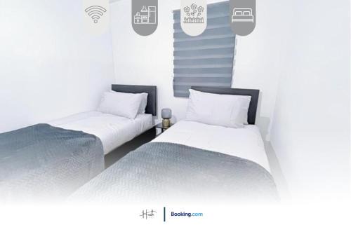 2 Bedroom Apartment At Hush Haven Homes Short Lets and Serviced Accommodation With Garden, Free Parking, Wi-Fi & Netflix Ideal For Contractors