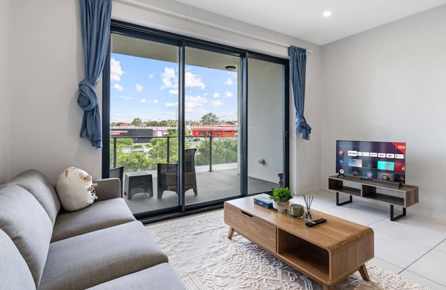 2-Bedroom Apartment Balcony Close to All Hotspots