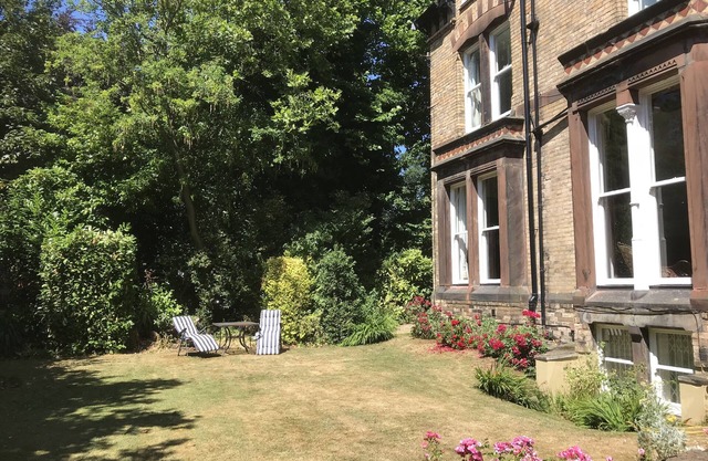 2 bedroom apartment with garden close to Lark Lane and city centre