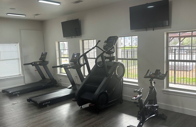 2-bedroom apartment in cool Denton with fitness room, WiFi, AC