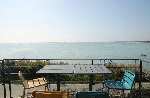 2 bedroom apartment in reville