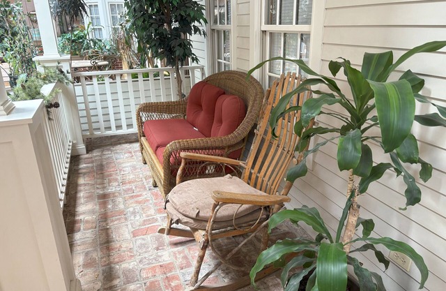 2-bedroom apartment in wonderful Lorain with AC