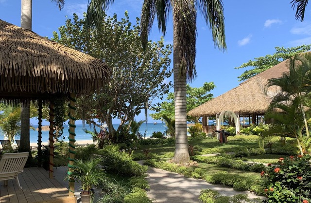 2-bedroom Apt - Enjoy 7 miles of White Sand Beach! 2 Apts by RedAwning