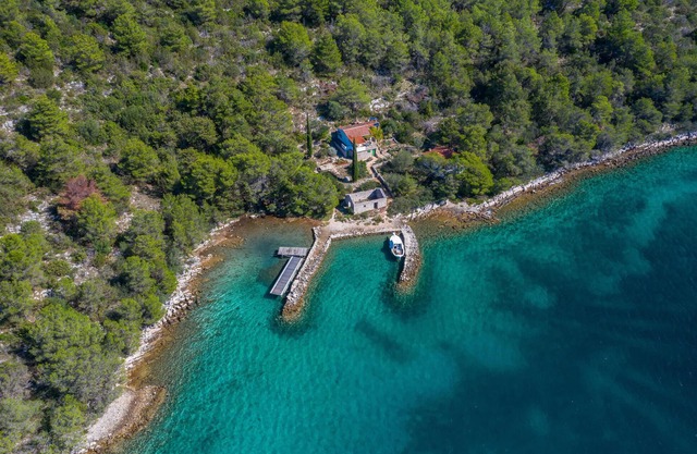 2 bedroom beach front home in Sali