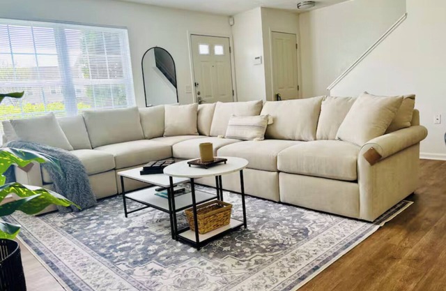 2 Bedroom Beautiful Condo 10 minutes from Downtown Columbus + Gym & Pool Access!