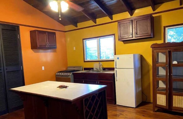 2-bedroom Cabin located midway between Corozal Town and Consejo