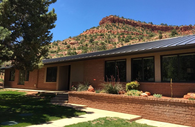 2 Bedroom Casita on tranquil mini ranch just 2 miles from downtown