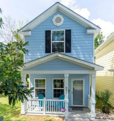 2 Bedroom Coastal Cottage 1 block to the beach