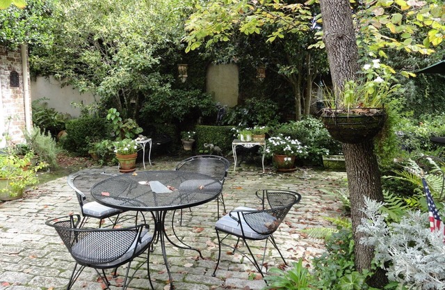 2 Bedroom Cottage in the center of town! Free Parking and Private Courtyard!