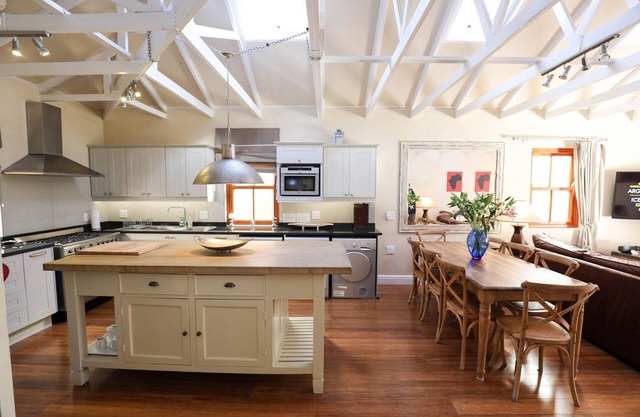 2 Bedroom Cottage, spacious open plan living area in the heart of Constantia