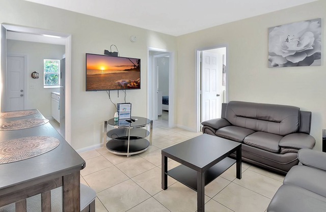 2 bedroom cozy Cottage walk to Atlantic Ave, pets, free parking