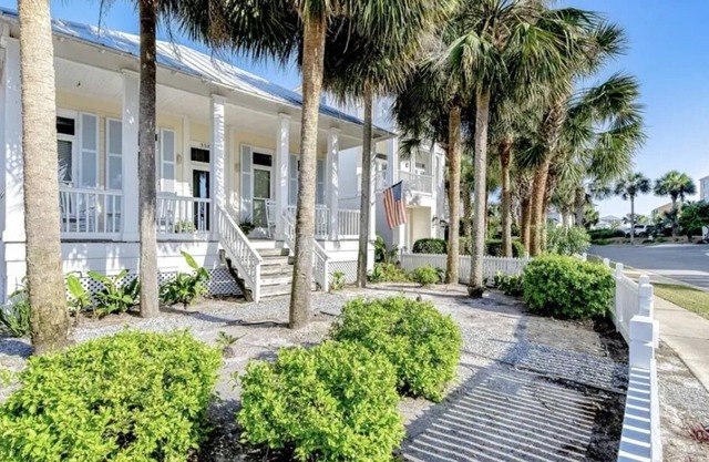 2 Bedroom Cozy Cottage steps to the beach and jetty in DESTIN POINTE!