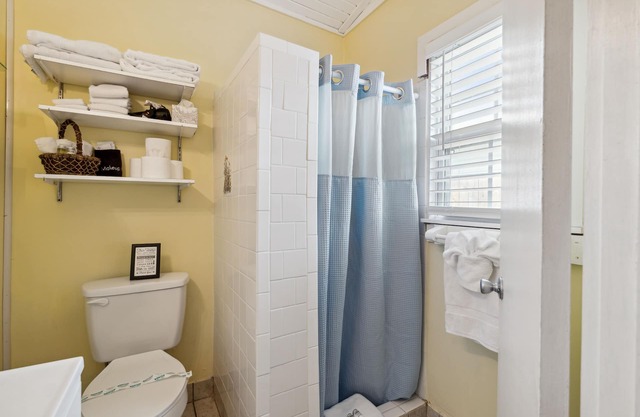2 bedroom Duplex with backyard One Block From the Laguna Beach Sand Pet-friendly