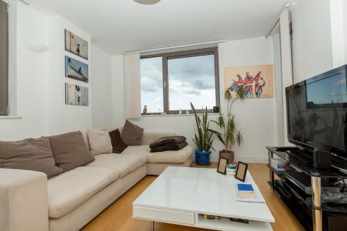 2 Bedroom East London Apartment With Lovely Views